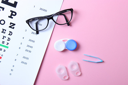 隐形眼镜刚戴上去有一点刺痛正常吗？