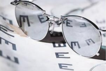 OK镜和离焦眼镜怎么选?沃瑞眼科:看这些就够了