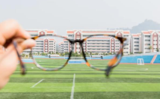 眼镜店配儿童眼镜跟大人的一样吗？