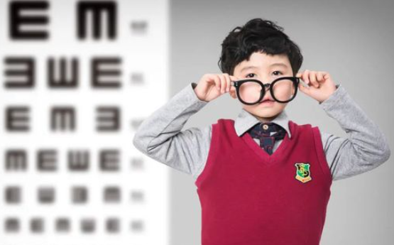 依视路星趣控对比新乐学哪个好呢？