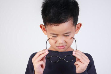 近视眼配镜原则是什么？