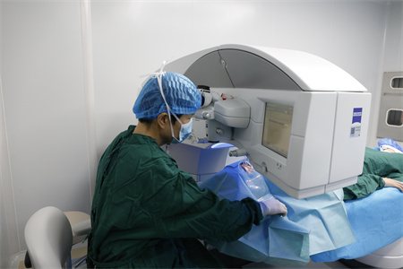 合肥近视手术|眼底不好能做近视手术吗?沃瑞眼科科普:先查眼底，再定方案